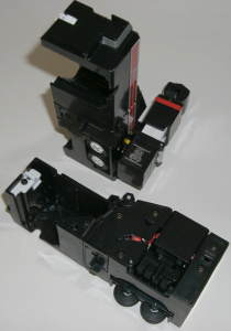 ��܂�̐ڍ��ʂ����{�b�g�̑̑O�ʂɂȂ�܂��B