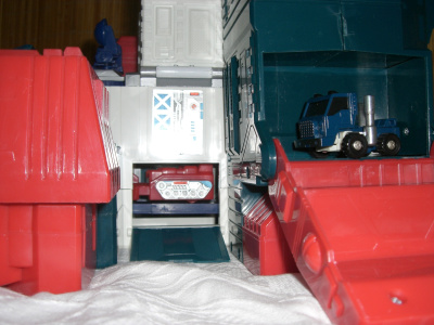 �Ԃ��T�C�h�X�e�b�v�͉E�r�̉����J�����K�i�B