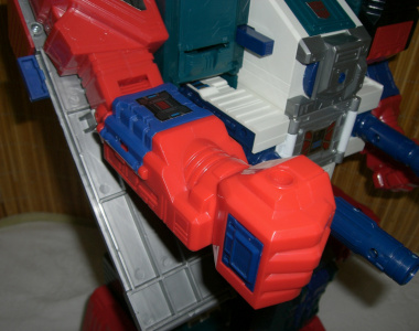 ���E�����̘r�ɕt���Ă܂��B