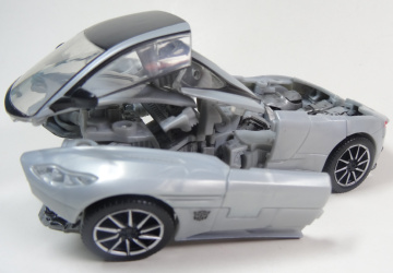 �{���l�b�g�̍����������グ180����]�A
 �o���p�[�͏��Ŕw���̌E�݂ɔ[�߂܂��B