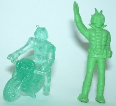 右の仮面ライダーV3は、かなり古いガシャだった様な気が?。