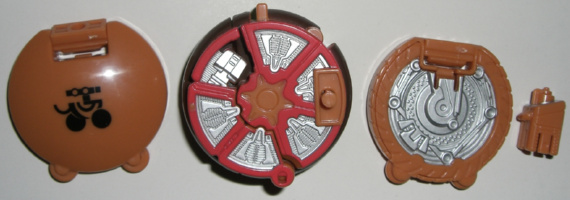 �l�p���͔̂w���̃J�o�[���J���Ď��t����
 �I�v�V�����̃~�j�J�����X�C�b�`�B