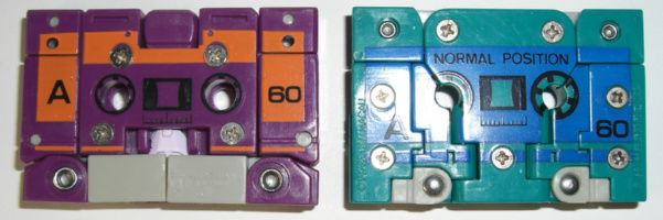 �_�u���J�Z�b�g�����X�N�H�[�N�{�b�N�X�\�ʁB
 ���{�̊�̏㔼���̓S�����̋r�̔ŉB����Ă��܂��B