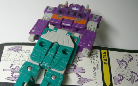 TRANSFORMS FROM CASSETTE TO ANIMAL AND BACK! 
CASSETTES COMBINE TO FORM ROBOT!